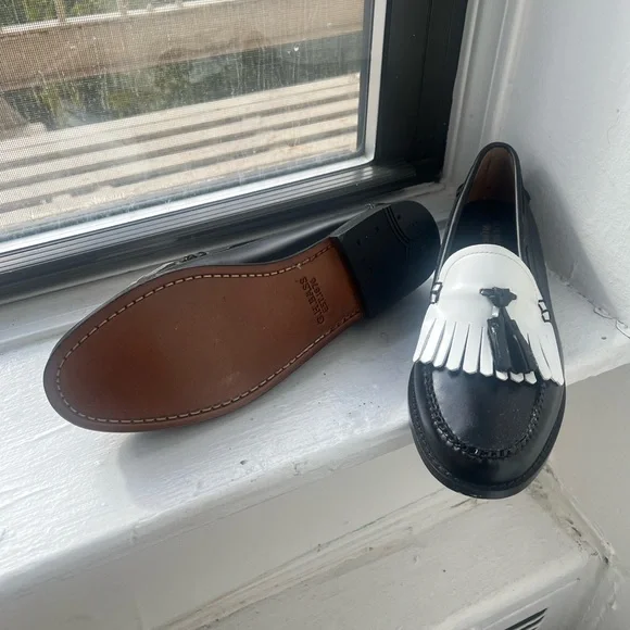 Elegant Black and White Tassel Loafers - Picture 6 of 7